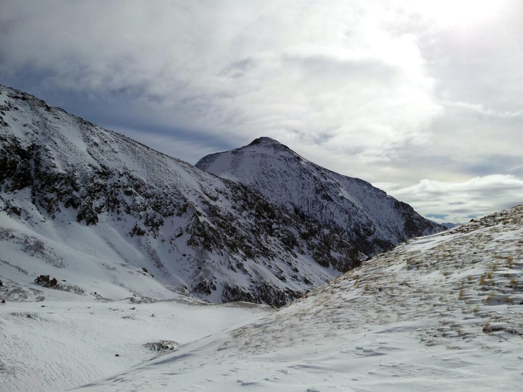 A un certo punto ci guardiamo indietro in direzione dello Chaberton, ed in particolare, da questa prospettiva, vediamo bene cosa ci avrebbe atteso se avessimo deciso di andare lassù. Ovvero.........neve spazzata via dal vento e terra affiorante ovunque lungo tutto il pendio di salita. Per una volta, abbiamo scelto bene!! A un certo punto ci guardiamo indietro in direzione dello Chaberton, ed in particolare, da questa prospettiva, vediamo bene cosa ci avrebbe atteso se avessimo deciso di andare lassù. Ovvero.........neve spazzata via dal vento e terra affiorante ovunque lungo tutto il pendio di salita. Per una volta, abbiamo scelto bene!!