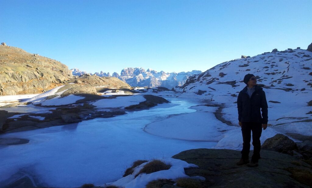 Partiamo quindi in direzione della morena del ghiacciaio attraversando questi splendidi slarghi ghiacciati del torrente Partiamo quindi in direzione della morena del ghiacciaio attraversando questi splendidi slarghi ghiacciati del torrente
