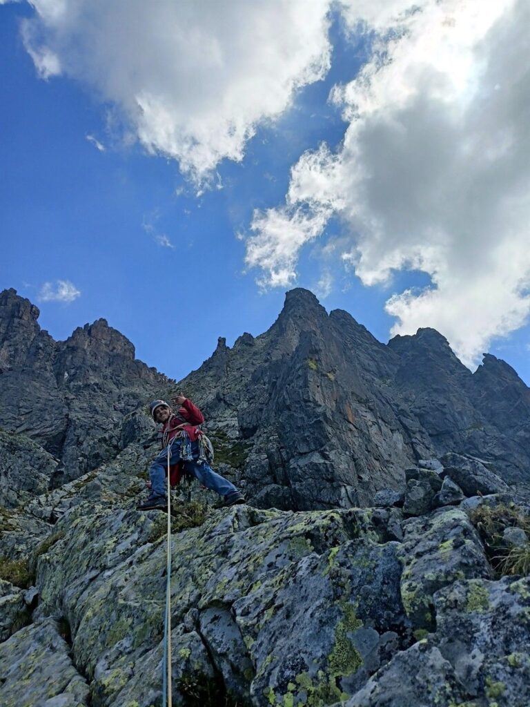 Terzo tiro: capiamo che il terreno è facile e quindi procederemo in conserva per un centinaio di metri (2 tiri). Terzo tiro: capiamo che il terreno è facile e quindi procederemo in conserva per un centinaio di metri (2 tiri).