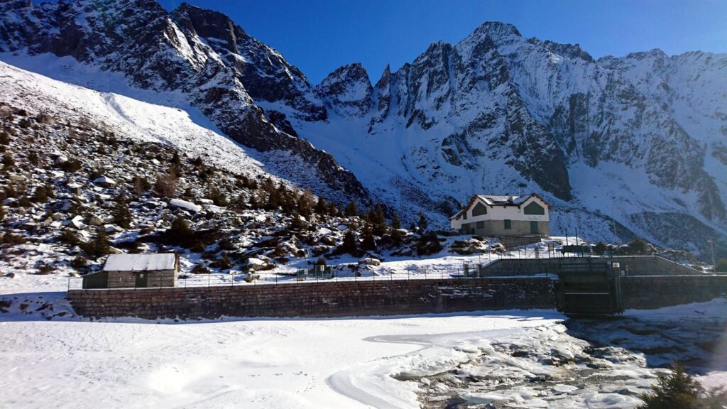 Ultimo saluto al Lissone e ai bei canali glaciali del monte Foppa sullo sfondo. Ultimo saluto al Lissone e ai bei canali glaciali del monte Foppa sullo sfondo.