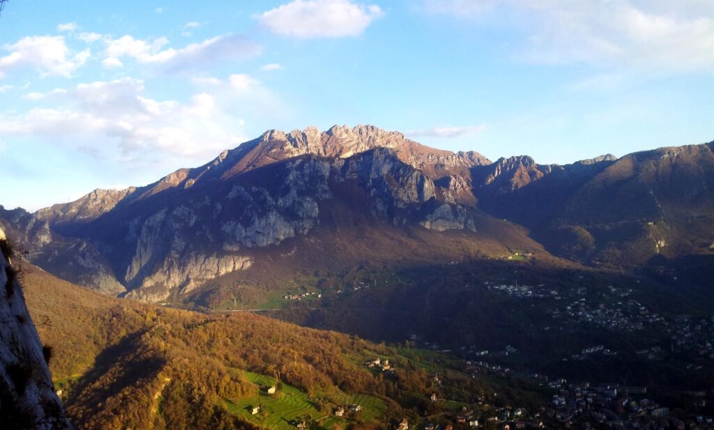 Bella vista del Resegun dal traverso del 6° tiro (sono fermo dietro alla cordata dello stron7o.....per quello faccio foto invece di scalare) Bella vista del Resegun dal traverso del 6° tiro (sono fermo dietro alla cordata dello stron7o.....per quello faccio foto invece di scalare)