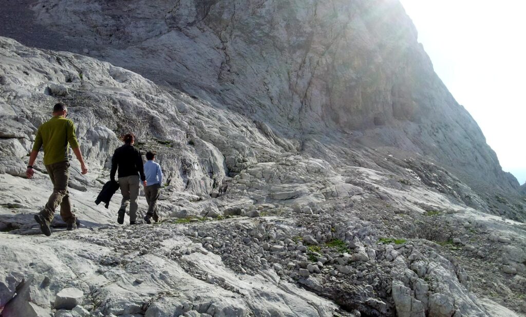 Ecco Samu, Iv ed Erica che stanno per arrivare alla grotta/chiesetta del XII Apostoli