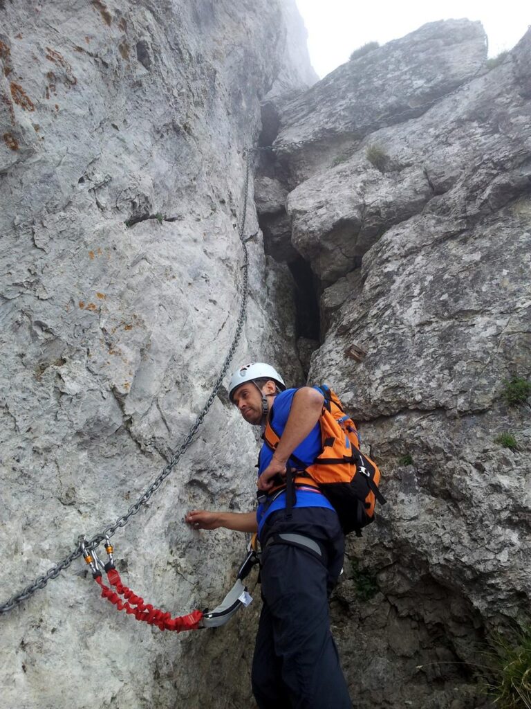 E qui.....ce lo siamo giocato! 😉 Lo sguardo preoccupato la dice lunga. Vista cos&igrave; sembra una baggianata ma era un bel muretto di 10 metri di IV grado con uscita in traverso. Per chi non ha mai scalato, non certo un passaggio banale