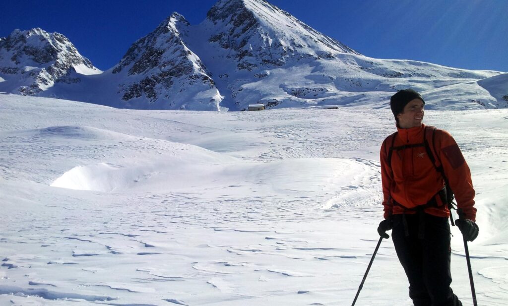 Filippo con sullo sfondo la punta del Castel e il suo meraviglioso canale. La tentazione di buttarsi l&agrave; dentro era forte.....ma siamo arrivati tardi e poi ci sono ancora 3 metri di neve. Meglio aspettare che sia del tutto trasformata....poi ci si torna in completa sicurezza
