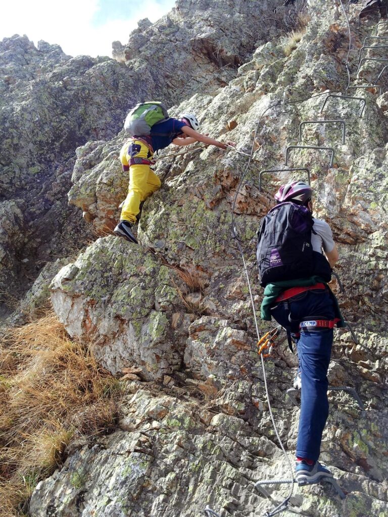Qui siamo all'attacco di un lungo muro che sembra carino. Erica si sposta a lato della scaletta e si gode la progressione fuori via, almeno finch&eacute; si pu&ograve;!