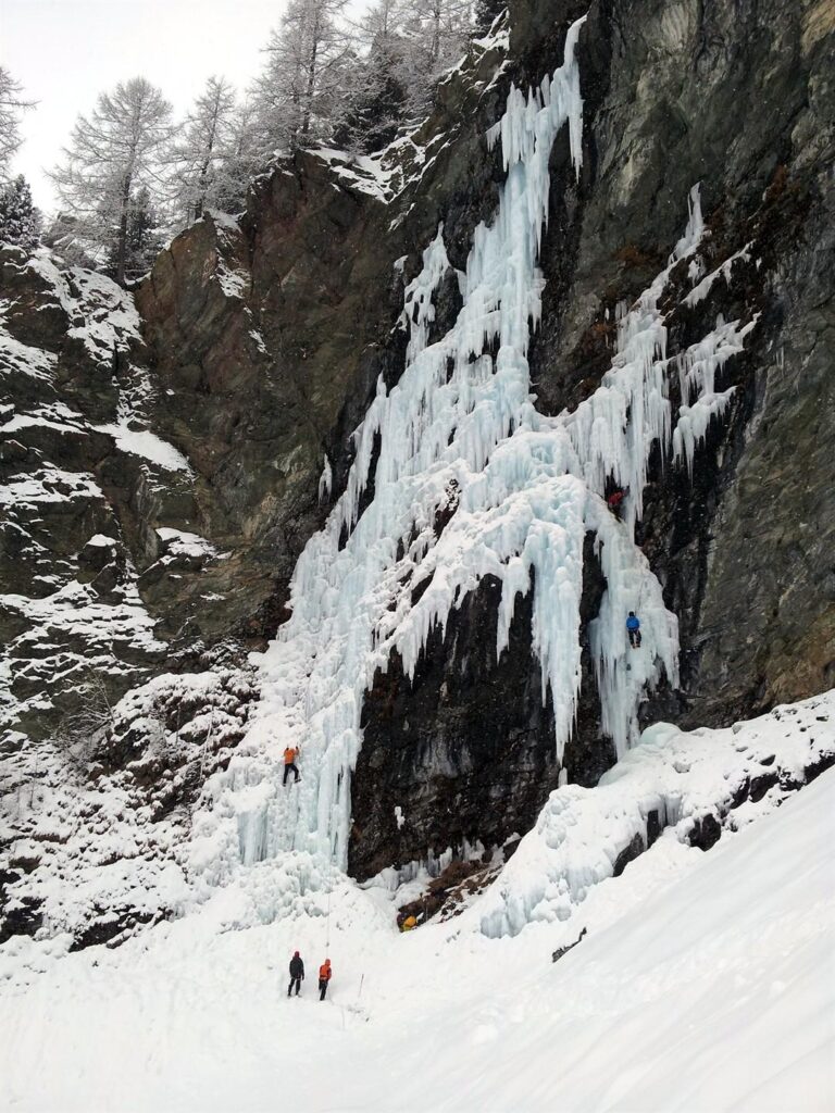 dopo una faticosa scarpinata lungo il fianco della montagna, arriviamo prima alla cascata di quinto, già molto popolata di climbers e bellissima da vedere. La nostra starà poco più a monte dopo una faticosa scarpinata lungo il fianco della montagna, arriviamo prima alla cascata di quinto, già molto popolata di climbers e bellissima da vedere. La nostra starà poco più a monte