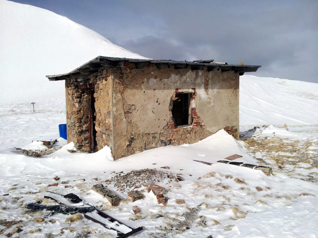 Ecco la casetta che si trova a pochi metri dal col des 3 freres mineurs. E' una vecchia costruzione, quasi distrutta, ma con dei lavori di ristrutturazione all'interno. Ecco la casetta che si trova a pochi metri dal col des 3 freres mineurs. E' una vecchia costruzione, quasi distrutta, ma con dei lavori di ristrutturazione all'interno.