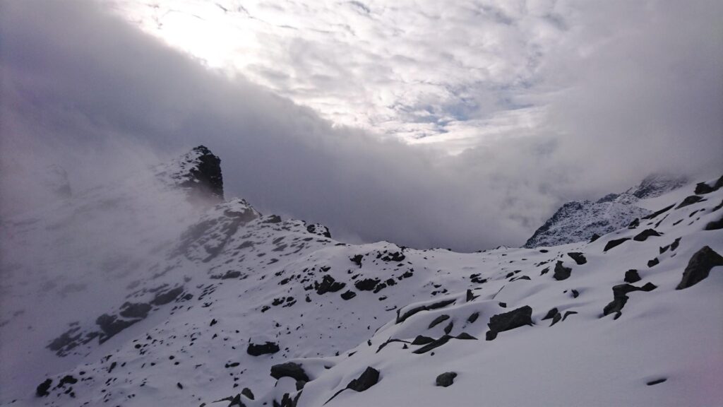 Siamo ormai all'ultima rimonta che ci porterà al bivacco. Da qui, il paesaggio verso la cresta che sta alla nostra sinistra è davvero molto bello Siamo ormai all'ultima rimonta che ci porterà al bivacco. Da qui, il paesaggio verso la cresta che sta alla nostra sinistra è davvero molto bello