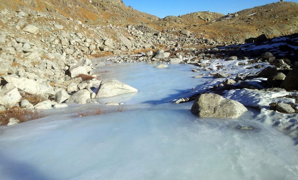 ecco il punto di attraversamento del torrente, con ghiaccio bello solido e azzurro ecco il punto di attraversamento del torrente, con ghiaccio bello solido e azzurro