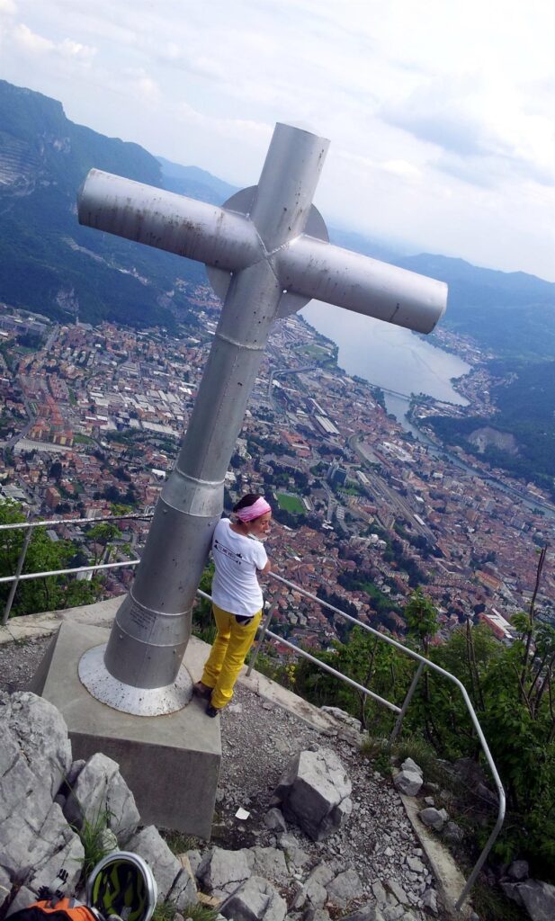 Mucca volante domina Lecco dall'alto Mucca volante domina Lecco dall'alto