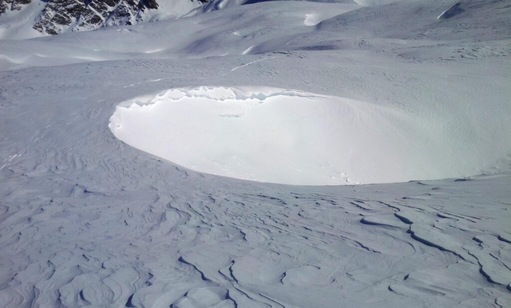 un fantastico "cratere" nevoso lungo la nostra via.