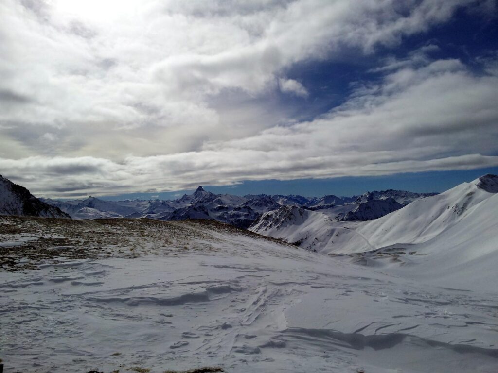 guardando invece verso valle, spicca tra tutte le cime il Pic de Rochebrune (3.320mt). A guardarlo così, sembra alpinisticamente interessante. Segno nel taccuino, e poi si vedrà! guardando invece verso valle, spicca tra tutte le cime il Pic de Rochebrune (3.320mt). A guardarlo così, sembra alpinisticamente interessante. Segno nel taccuino, e poi si vedrà!