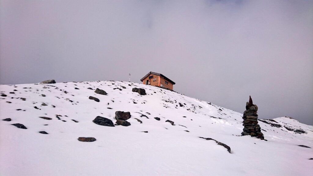 Eccolo finalmente! Dopo due ore di passo abbastanza sostenuto apriamo la porticina del bivacco. Eccolo finalmente! Dopo due ore di passo abbastanza sostenuto apriamo la porticina del bivacco.