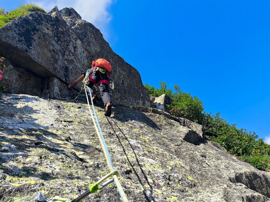 sesto tiro, in placca fin sotto al tetto, poi si traversa a destra fino a rimontarlo nel punto pi&ugrave; facile