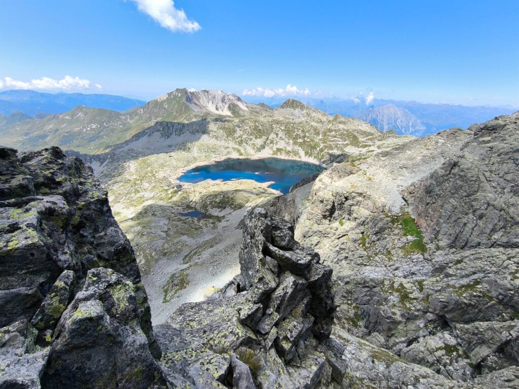 La vista verso il lago della vacca diventa sempre più conturbante mano a mano che si sale La vista verso il lago della vacca diventa sempre più conturbante mano a mano che si sale