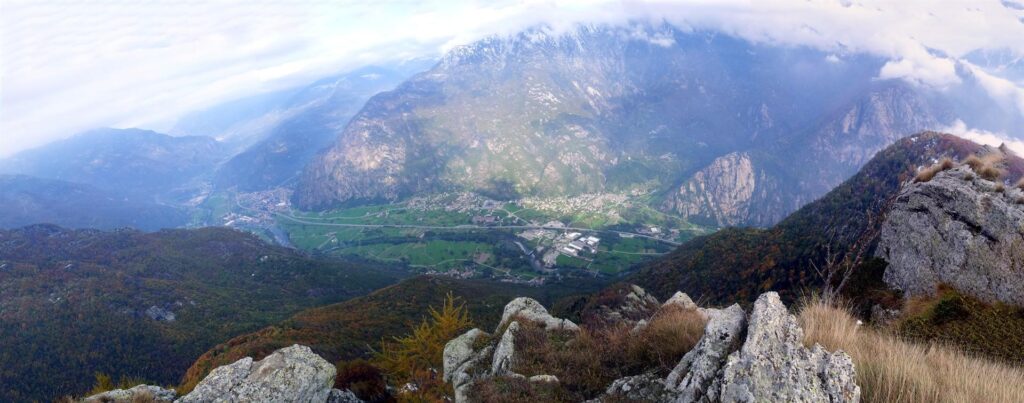 vista della valle dalla nostra cima in panorama vista della valle dalla nostra cima in panorama