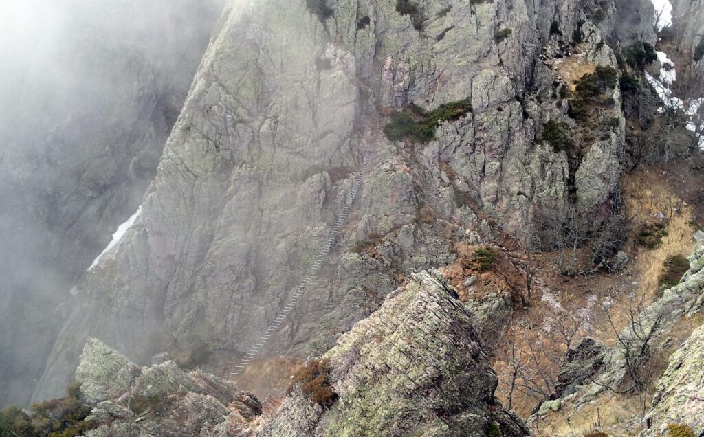E finalmente.....ci siamo! Sotto di noi si intravede la valletta con il ponte sospeso di 40 metri che &egrave; uno dei punti pi&ugrave; caratteristici di questa ferrata