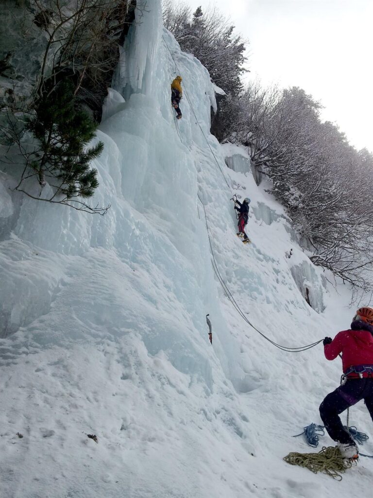 Ecco l'attacco della cascata di Loie, che sarà la nostra meta di oggi. Ci sono già 2 cordate e quindi ci toccherà attendere qualche minuto Ecco l'attacco della cascata di Loie, che sarà la nostra meta di oggi. Ci sono già 2 cordate e quindi ci toccherà attendere qualche minuto