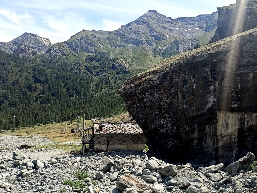 la fiabesca baita sotto il grosso masso erratico