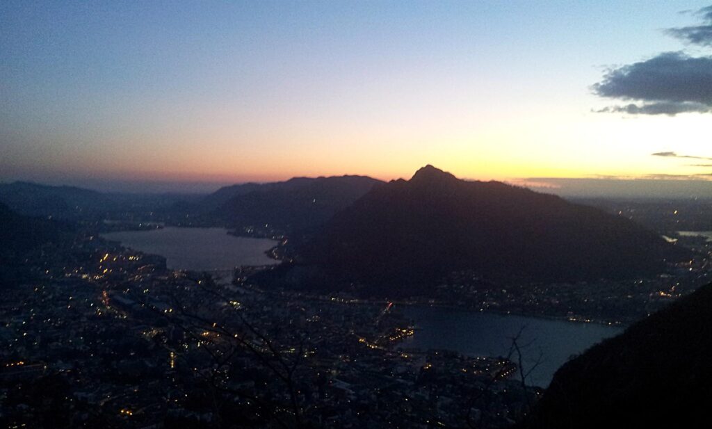 Arrivati in cima, sono ormai le 17:00 (grazie STRON7O!!!). Se non altro ci godiamo il bel tramonto su Lecco da una postazione privilegiata Arrivati in cima, sono ormai le 17:00 (grazie STRON7O!!!). Se non altro ci godiamo il bel tramonto su Lecco da una postazione privilegiata