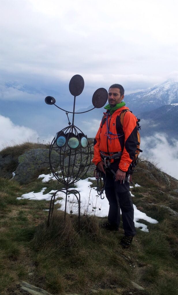 Paolino in vetta col "mostro" di cima Paolino in vetta col "mostro" di cima