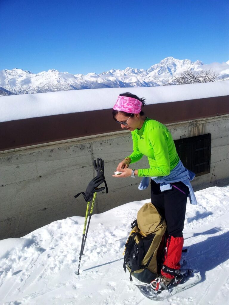 Eccoci al secondo alpeggio, da cui finalmente avremo visione della nostra cima! Erica &egrave; un po' stanca e vorrebbe fermarsi al sole. La convinco a proseguire ancora un po'....ma ben presto mi mander&agrave; a stendere....