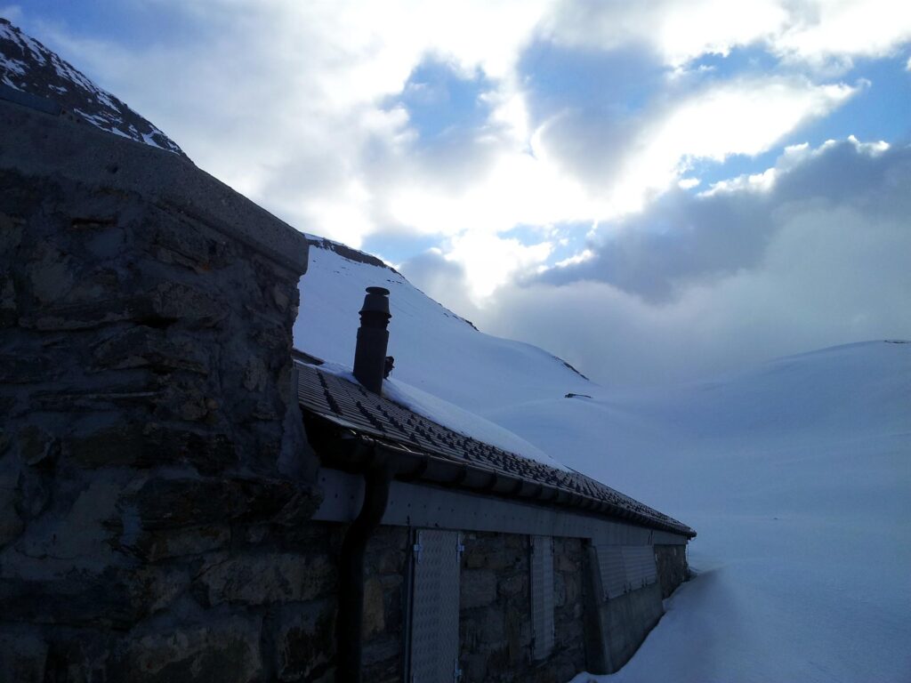 Il sole sorge dall'Alpe Veglia. La giornata è così così. Nuvole che vanno e che vengono. Ma tanto si è già deciso di scendere invece che affrontare la cima, quindi, poco male Il sole sorge dall'Alpe Veglia. La giornata è così così. Nuvole che vanno e che vengono. Ma tanto si è già deciso di scendere invece che affrontare la cima, quindi, poco male