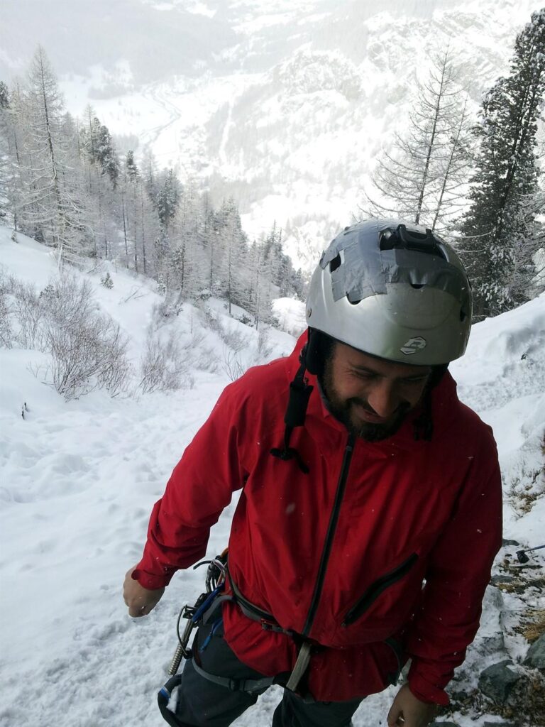 il Niggah vince il ballottaggio dell'apritore della salita e si gode una sigarettina preparatoria prima di iniziare le danze il Niggah vince il ballottaggio dell'apritore della salita e si gode una sigarettina preparatoria prima di iniziare le danze
