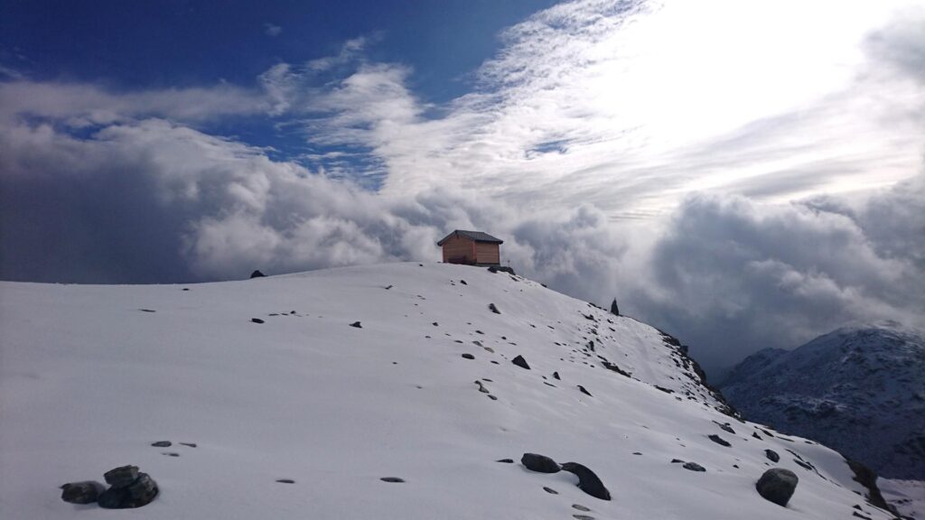 dopo una ventina di minuti di riposo, durante i quali riprendiamo un po' di temperatura corporea e ci prepariamo con imbraghi e ramponi vari, partiamo finalmente dal bivacco in direzione del pizzo Ferré dopo una ventina di minuti di riposo, durante i quali riprendiamo un po' di temperatura corporea e ci prepariamo con imbraghi e ramponi vari, partiamo finalmente dal bivacco in direzione del pizzo Ferré