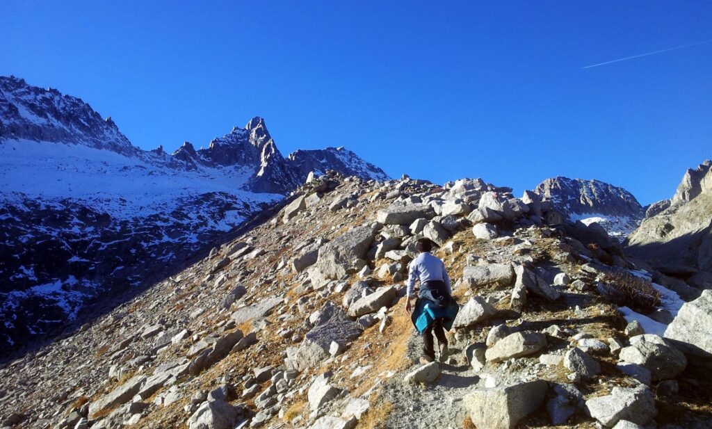 Ecco Erica nella parte finale della morena. Arriveremo fino in fondo alla parte non innevata, anche perché non ci siamo portati dietro ramponi o altra attrezzatura Ecco Erica nella parte finale della morena. Arriveremo fino in fondo alla parte non innevata, anche perché non ci siamo portati dietro ramponi o altra attrezzatura