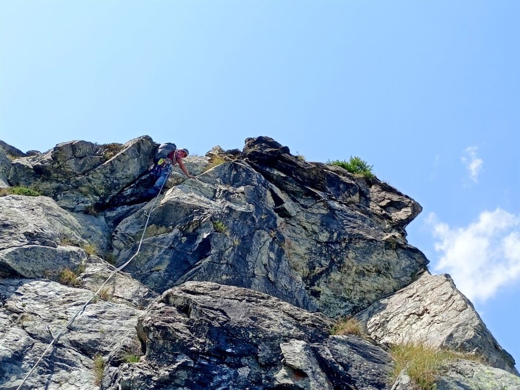 Gabri nel diedro camino del sesto tiro, comodamente incastrato
