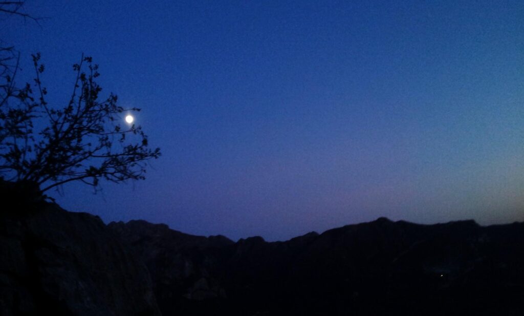 Per scendere, dobbiamo affrontare una sorta di ferrata poco protetta ed esposta, che ci porterà fino ad un canalone ghiaioso da cui potremo riprendere il sentiero. Tutto questo però, al buio.....e con le frontali! Per scendere, dobbiamo affrontare una sorta di ferrata poco protetta ed esposta, che ci porterà fino ad un canalone ghiaioso da cui potremo riprendere il sentiero. Tutto questo però, al buio.....e con le frontali!