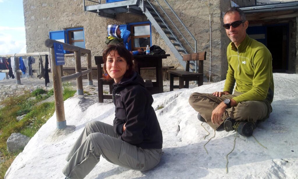 Tornati al rifugio, ci aspetta un'oretta di attesa per la cena. Samu e Iv in svacco sulle belle rocce levigate dal ghiacciaio riposano e godono dello splendido paesaggio tardo pomeridiano
