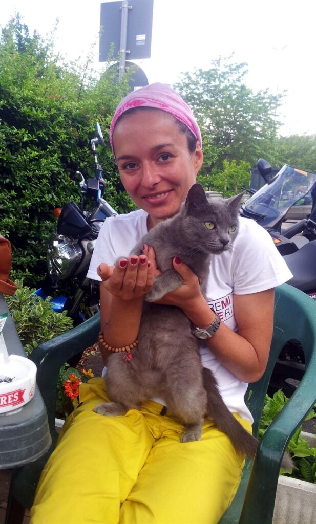 Ovviamente Erica non perde l'occasione di nutrire il felino e di pigliarselo in braccio Ovviamente Erica non perde l'occasione di nutrire il felino e di pigliarselo in braccio