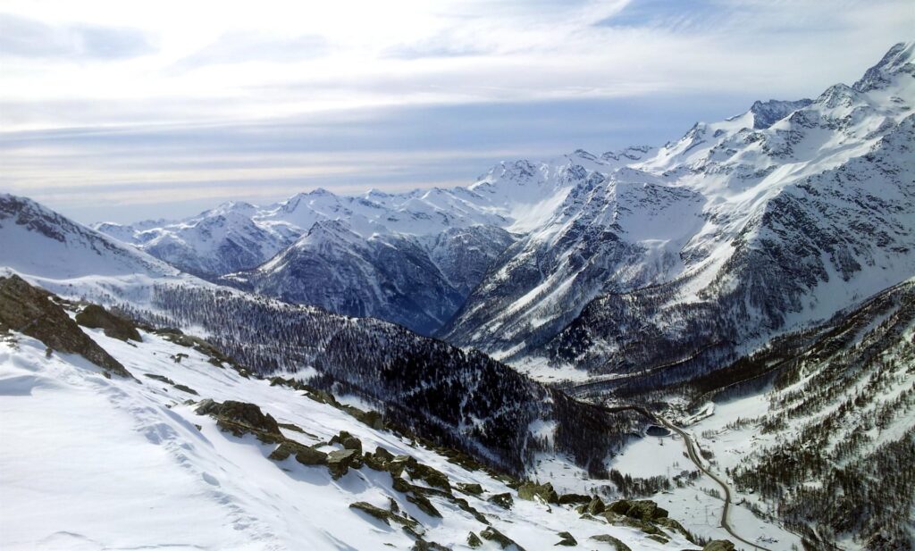 guardando verso sud-est, ci sono alcune leggere velature che coprono il sole, regalando per&ograve; dei bellissimi colori e una luce splendida