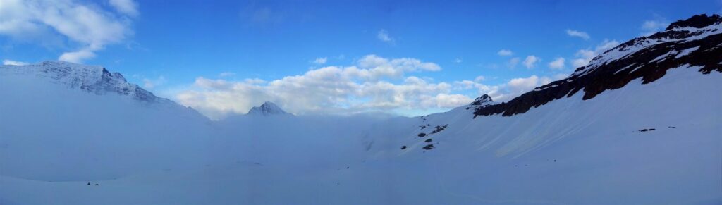 Panorama di fronte a noi alle 6:45 del mattino Panorama di fronte a noi alle 6:45 del mattino