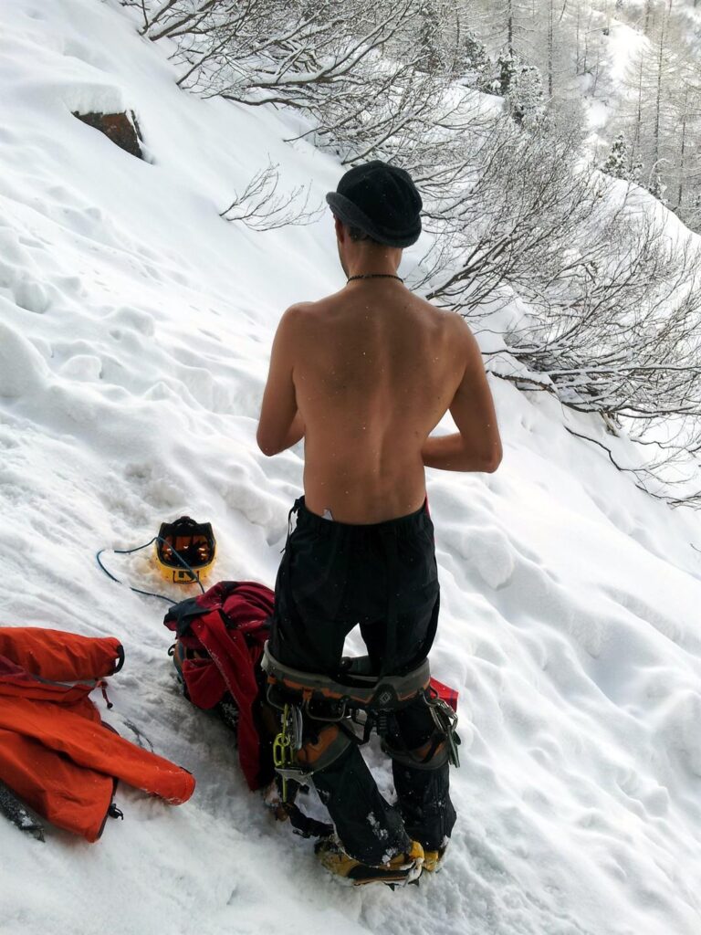 Intanto Paolino fa lo splendido cambiandosi la maglietta e rimanendo a torso nudo con temperatura below zero. Se lunedì non si presenta in ufficio, sapete il perché.... Intanto Paolino fa lo splendido cambiandosi la maglietta e rimanendo a torso nudo con temperatura below zero. Se lunedì non si presenta in ufficio, sapete il perché....