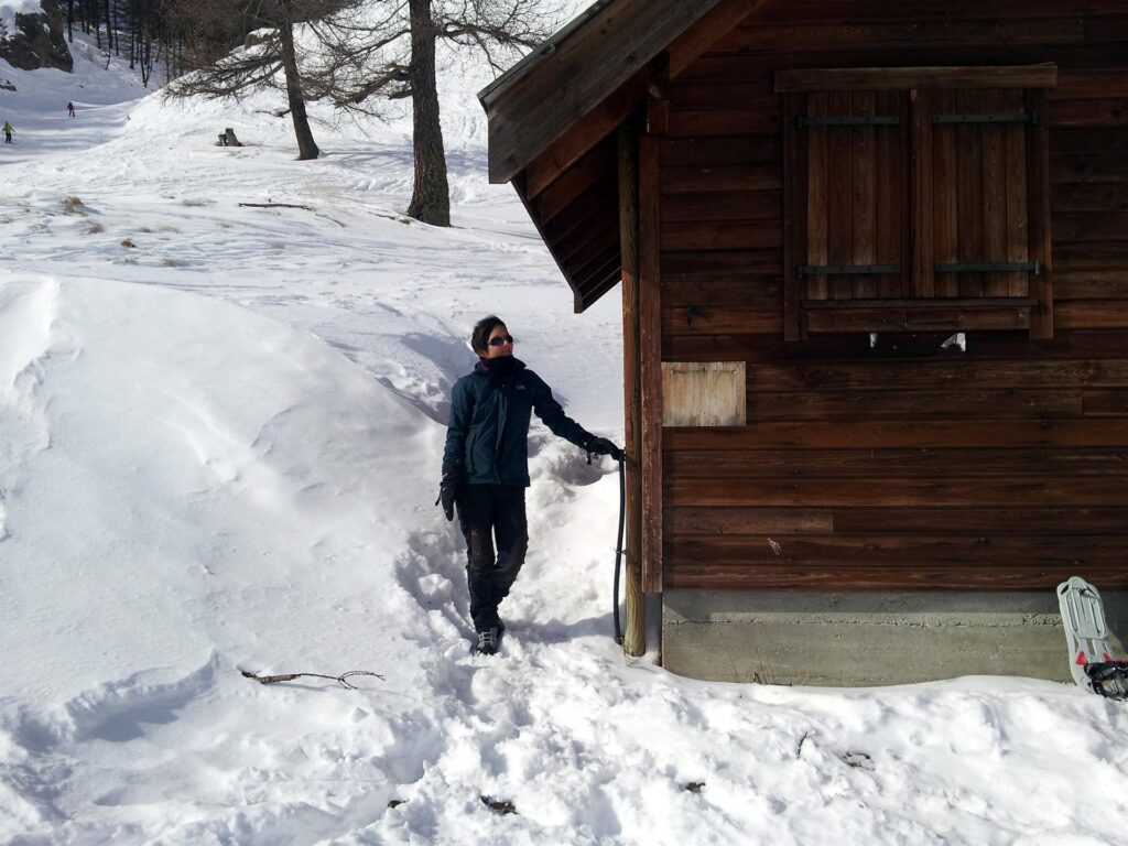 raggiungo Erica che essendo a piedi, è scesa prima di me per portarsi avanti e che mi attendeva ad una piccola malga al termine del boschetto raggiungo Erica che essendo a piedi, è scesa prima di me per portarsi avanti e che mi attendeva ad una piccola malga al termine del boschetto