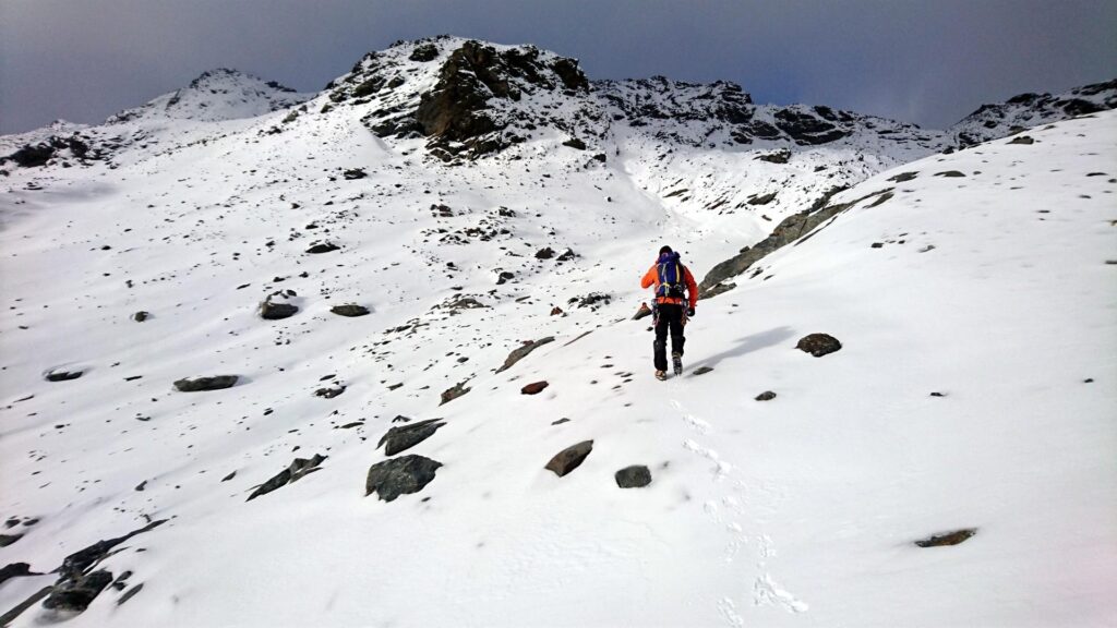 I primi metri sono tutti in traverso. Bisogna arrivare ad un primo passo, poi scendere di almeno 100 metri fino al ghiacciaio e poi risalire fino in cresta....per poi giungere alla cima. I primi metri sono tutti in traverso. Bisogna arrivare ad un primo passo, poi scendere di almeno 100 metri fino al ghiacciaio e poi risalire fino in cresta....per poi giungere alla cima.