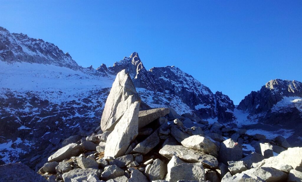 verso la fine della morena, c'è questo sassone appuntito che sembra messo lì apposta come un menhir a riproduzione del Monte Nero, ben visibile sullo sfondo, e di cui sembra condividere la forma per buona parte. Non so se sia casuale o meno.....ma è un dettaglio interessante! verso la fine della morena, c'è questo sassone appuntito che sembra messo lì apposta come un menhir a riproduzione del Monte Nero, ben visibile sullo sfondo, e di cui sembra condividere la forma per buona parte. Non so se sia casuale o meno.....ma è un dettaglio interessante!