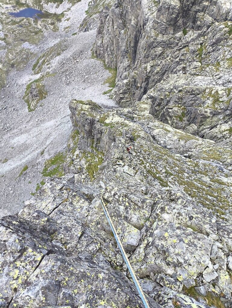 Gab guardando la cresta verso il basso lungo il sesto tiro Gab guardando la cresta verso il basso lungo il sesto tiro