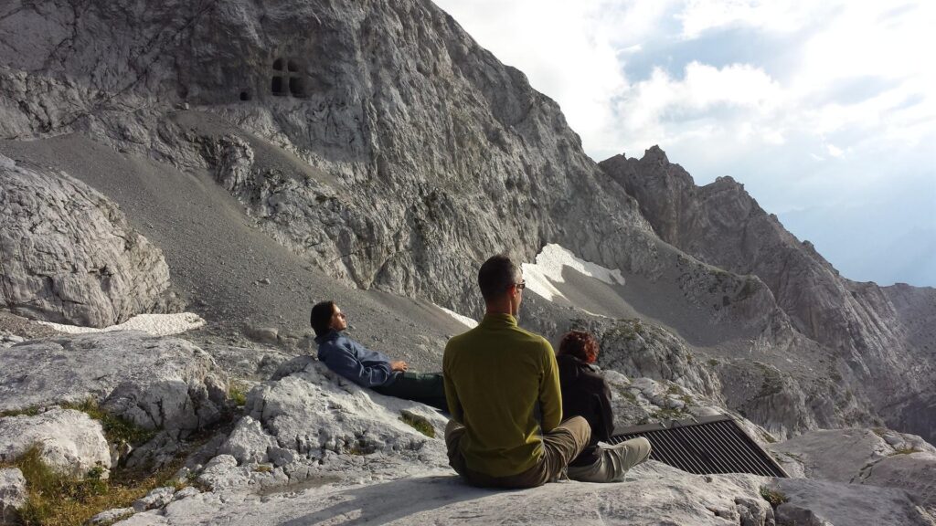L'oretta pre-cena, ce la passiamo serenamente seduti, contemplando il paesaggio, i giochi di luce che cambiano con l'avvicinarsi del tramonto e il movimento delle nubi, sempre irrequiete da queste parti. Bellissimo!!
