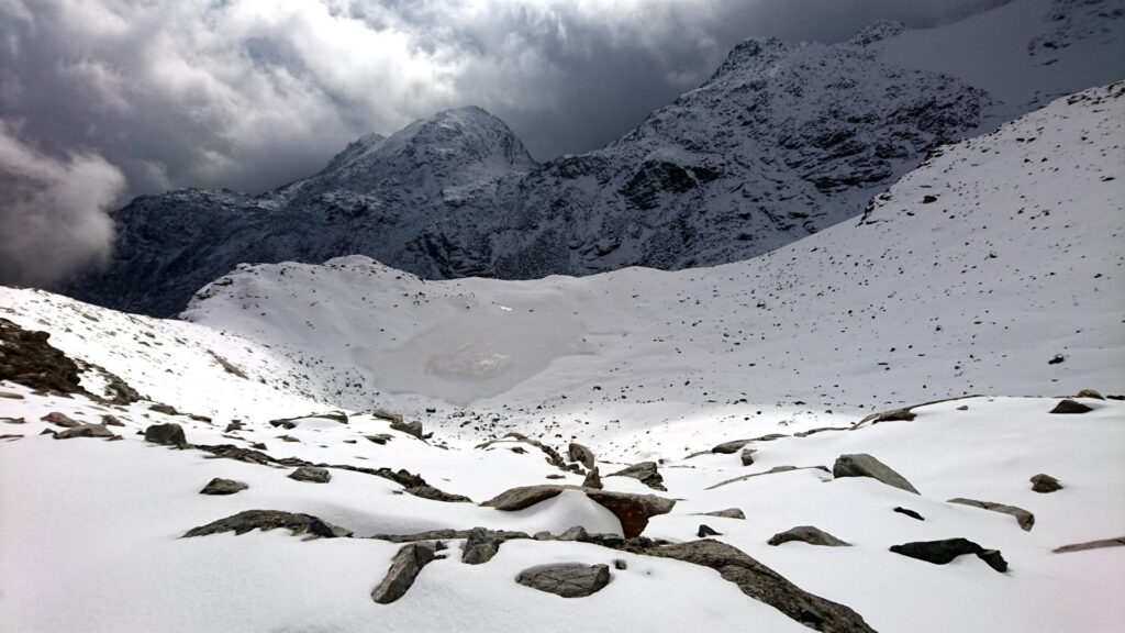 durante il pezzo iniziale in traverso, vediamo sotto di noi questo laghetto glaciale ormai ricoperto dalla neve durante il pezzo iniziale in traverso, vediamo sotto di noi questo laghetto glaciale ormai ricoperto dalla neve