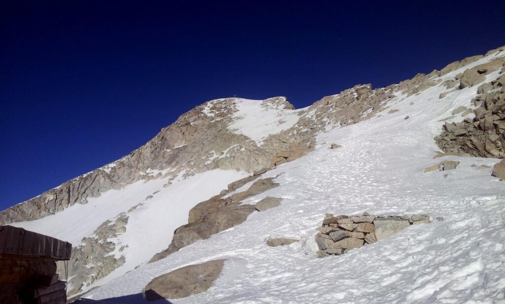 Ecco la croce di vetta di fronte a noi. Manca pochissimo.....mezz'ora circa e 150 metri di dislivello. Ma io non sto bene per niente: ho conati di vomito e mi gira la testa di brutto. Cerco di ripigliarmi per riuscire ad andare in cima con Erica, ma anche lasciando trascorrere del tempo, la situazione non migliora. Dev'essere proprio il famigerato "mal di montagna", che sperimenterò per la prima volta in vita mia. Dico ad Erica di andare in cima da sola, ma non acconsente. Ecco la croce di vetta di fronte a noi. Manca pochissimo.....mezz'ora circa e 150 metri di dislivello. Ma io non sto bene per niente: ho conati di vomito e mi gira la testa di brutto. Cerco di ripigliarmi per riuscire ad andare in cima con Erica, ma anche lasciando trascorrere del tempo, la situazione non migliora. Dev'essere proprio il famigerato "mal di montagna", che sperimenterò per la prima volta in vita mia. Dico ad Erica di andare in cima da sola, ma non acconsente.