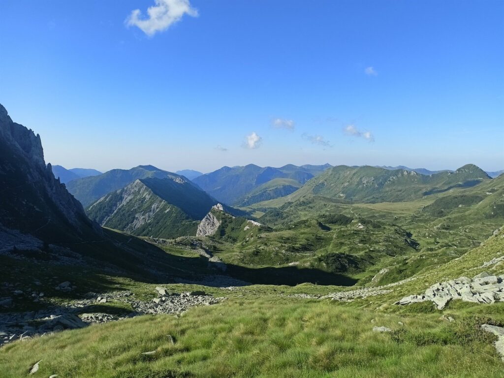 Siamo quasi al Passo della Vacca: uno sguardo verso lo splendido altopiano della zona di Crocedomini Siamo quasi al Passo della Vacca: uno sguardo verso lo splendido altopiano della zona di Crocedomini