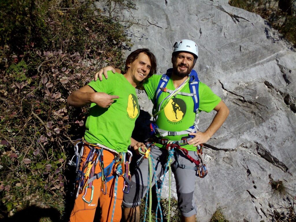 Oggi eravamo tutti in verde!! Io e il Niggah sfoggiamo la maglietta comprata quest'estate a Paklenica ed Erica indossa anche lei una bella maglia sulla stessa tonalità verde fluo Oggi eravamo tutti in verde!! Io e il Niggah sfoggiamo la maglietta comprata quest'estate a Paklenica ed Erica indossa anche lei una bella maglia sulla stessa tonalità verde fluo