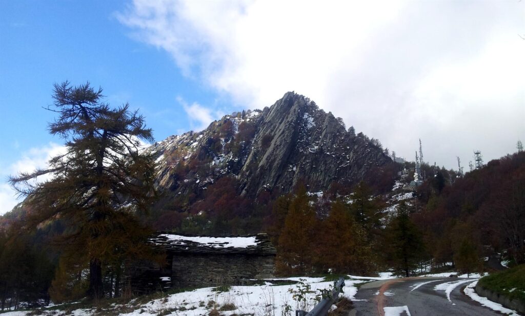 Dopo una ventina di minuti di cammino, arriviamo in vista delle placche di Oriana. Di fronte a noi, il settore sinistro, che però pare avere neve anche in parete e quindi rimaniamo per il settore destro dove abbiamo annusato una via interessante e, a vista, ben sgombra da neve Dopo una ventina di minuti di cammino, arriviamo in vista delle placche di Oriana. Di fronte a noi, il settore sinistro, che però pare avere neve anche in parete e quindi rimaniamo per il settore destro dove abbiamo annusato una via interessante e, a vista, ben sgombra da neve