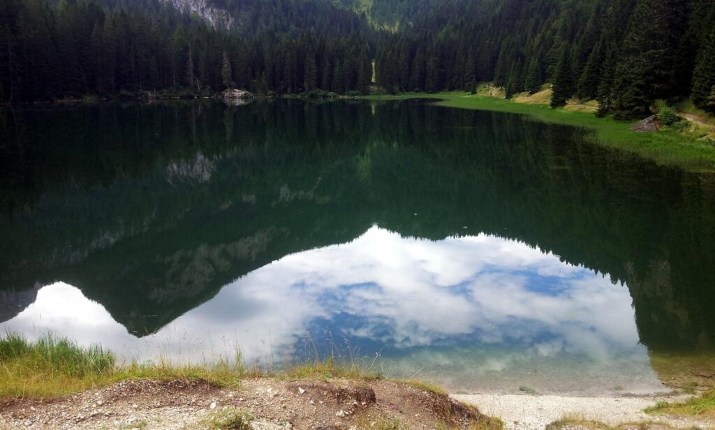 Vista del lago di Valagola col riflesso delle cime di fronte