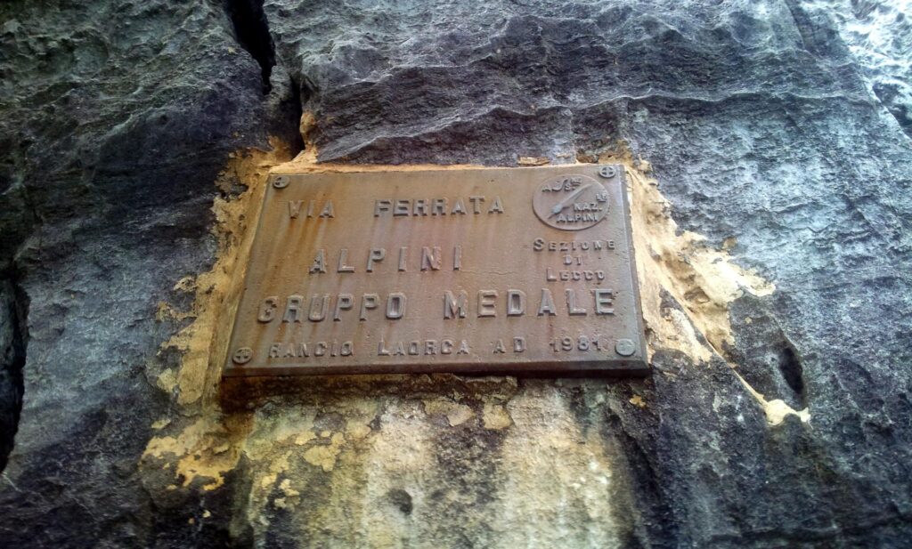 La targa all'attacco della ferrata La targa all'attacco della ferrata
