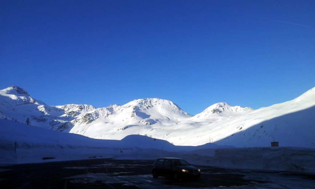 il parcheggio dell'Ospizio &egrave; quasi deserto a quest'ora, nonostante la giornata che promette di essere splendida